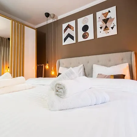 2 In The Same Building, Located In The Old Town Apartamento Braşov